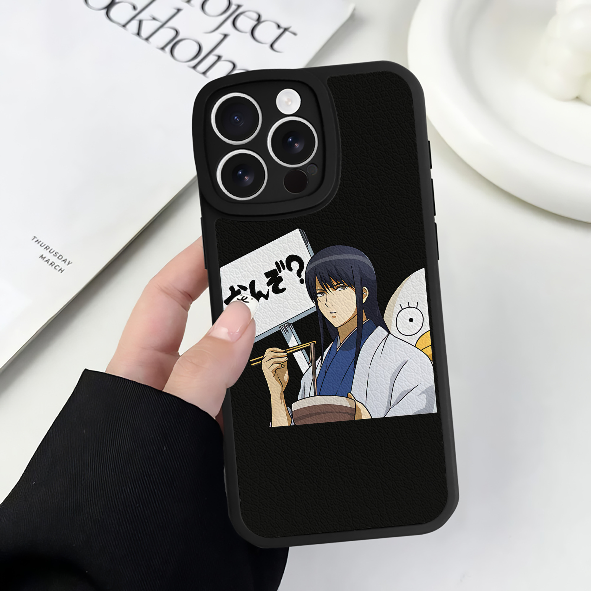 （画像用） ぎんたま 坂田銀時（さかたぎんとき） 神楽 志村新八（しむら しんぱち） GINTAMA Sakata Gintoki Kagura Shimura Shinpachi 【iPhone 16シリーズ対応】シリコンスマホケース（レザー調） 材質：シリコン